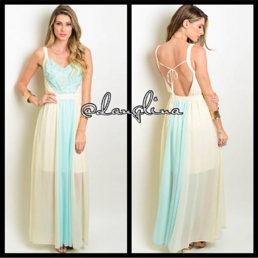 ❣️ Sale was $65 down sizing ❣️ Beautiful mint green and ivory floral maxi dress
